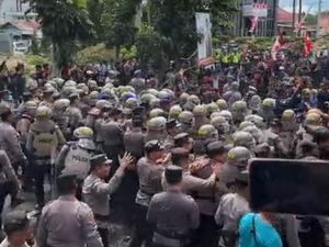 Demo Tolak Revisi UU Pilkada di Tarakan Ricuh, 11 Polisi-1 Mahasiswa Luka