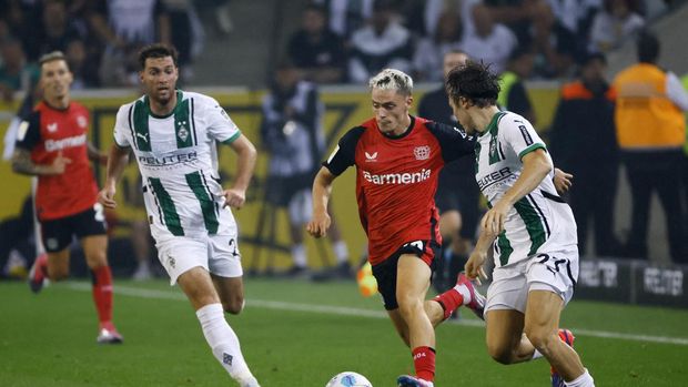 Soccer Football - Bundesliga - Borussia Moenchengladbach v Bayer Leverkusen - Borussia-Park, Moenchengladbach, Germany - August 23, 2024 Bayer Leverkusen's Florian Wirtz in action REUTERS/Wolfgang Rattay DFL REGULATIONS PROHIBIT ANY USE OF PHOTOGRAPHS AS IMAGE SEQUENCES AND/OR QUASI-VIDEO.