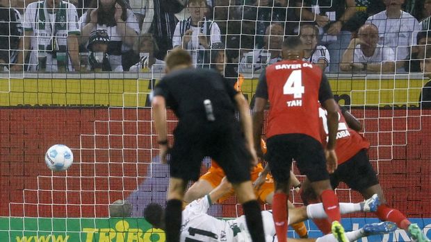 Soccer Football - Bundesliga - Borussia Moenchengladbach v Bayer Leverkusen - Borussia-Park, Moenchengladbach, Germany - August 23, 2024 Bayer Leverkusen's Florian Wirtz in action REUTERS/Wolfgang Rattay DFL REGULATIONS PROHIBIT ANY USE OF PHOTOGRAPHS AS IMAGE SEQUENCES AND/OR QUASI-VIDEO.