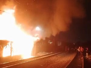 Brimob Diturunkan Bubarkan Tawuran Pemicu Kebakaran di Pinggir Rel KA Priok Brimob Diturunkan Bubarkan Tawuran Pemicu Kebakaran di Pinggir Rel KA Priok