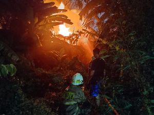 Kebakaran di Pinggir Rel KA Priok gara-gara Tawuran Perang Petasan Kebakaran di Pinggir Rel KA Priok gara-gara Tawuran Perang Petasan