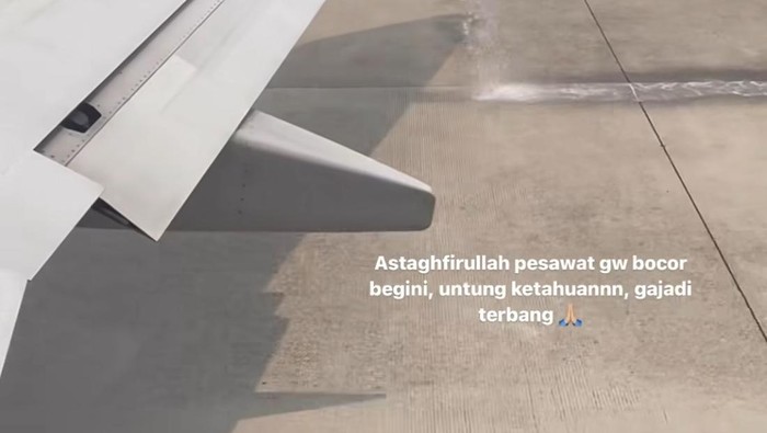 Tangkapan layar Instagram Stories Kunto Aji yang mengabarkan kebocoran di pesawat yang beliau tumpangi.