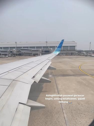 Tangkapan layar Instagram Stories Kunto Aji yang mengabarkan adanya kebocoran pada pesawat yang ditumpanginya.