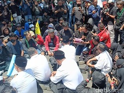 Demo Mahasiswa Probolinggo Paksa Anggota DPR Copot Dasi-Jas Usai Dilantik