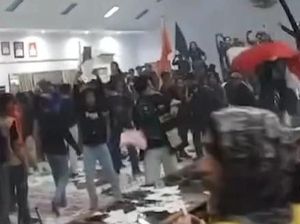 Detik-detik Mahasiswa Rusak Fasilitas DPRD Majene Saat Demo Revisi UU Pilkada Detik-detik Mahasiswa Rusak Fasilitas DPRD Majene Saat Demo Revisi UU Pilkada