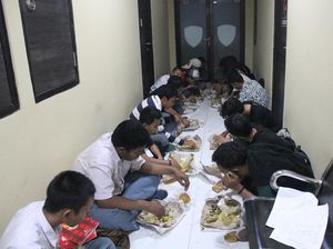 Polisi Beri Makan-Antar Pulang Massa Aksi Revisi UU Pilkada yang Diamankan