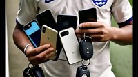 Yang apes adalah Raheem Sterling karena belum juga dapat tempat. Ini meme ia cuma bertugas pegang ponsel dan kunci mobil rekan-rekannya di Chelsea. Foto: dok. Internet/X (Twitter)