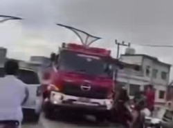 Mobil Damkar Samarinda Tabrak 3 Motor Ditinggal Pemilik Tonton Kebakaran