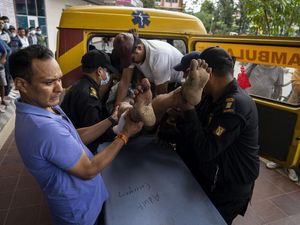 Penumpang Bus Jatuh ke Sungai di Nepal Dievakuasi Penumpang Bus Jatuh ke Sungai di Nepal Dievakuasi