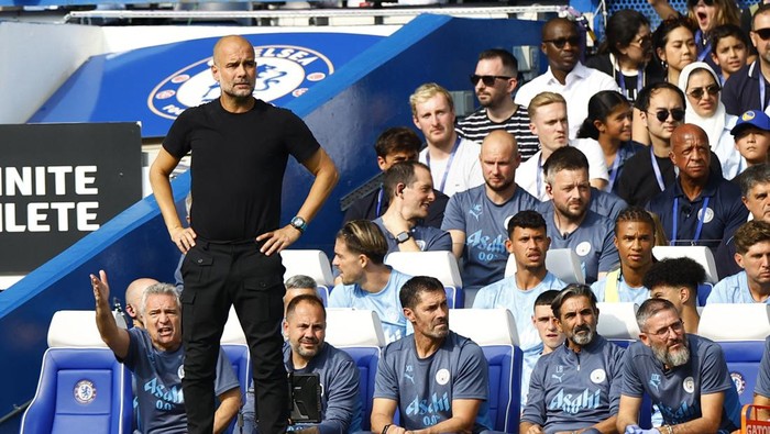 Soccer Football - Premier League - Chelsea v Manchester City - Stamford Bridge, London, Britain - August 18, 2024 Manchester City manager Pep Guardiola reacts during the match Action Images via Reuters/Peter Cziborra EDITORIAL USE ONLY. NO USE WITH UNAUTHORIZED AUDIO, VIDEO, DATA, FIXTURE LISTS, CLUB/LEAGUE LOGOS OR LIVE SERVICES. ONLINE IN-MATCH USE LIMITED TO 120 IMAGES, NO VIDEO EMULATION. NO USE IN BETTING, GAMES OR SINGLE CLUB/LEAGUE/PLAYER PUBLICATIONS. PLEASE CONTACT YOUR ACCOUNT REPRESENTATIVE FOR FURTHER DETAILS..