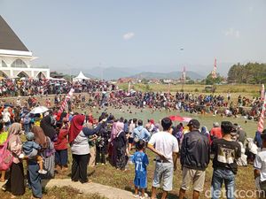 Menengok Keseruan Ngagogo Ikan di Lingkungan Pemkab Sumedang Menengok Keseruan Ngagogo Ikan di Lingkungan Pemkab Sumedang