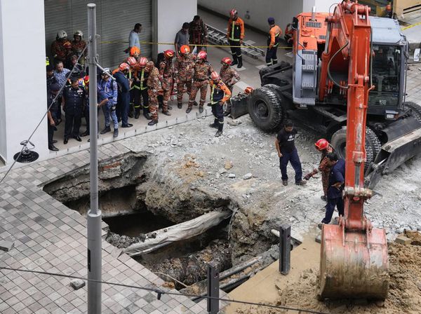Petugas Evakuasi Wanita Jatuh ke Lubang Pembuangan di Malaysia