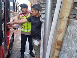 Tak Diberi Jalan Saat Menyalip, Sopir Elf Bacok Teman di Garut