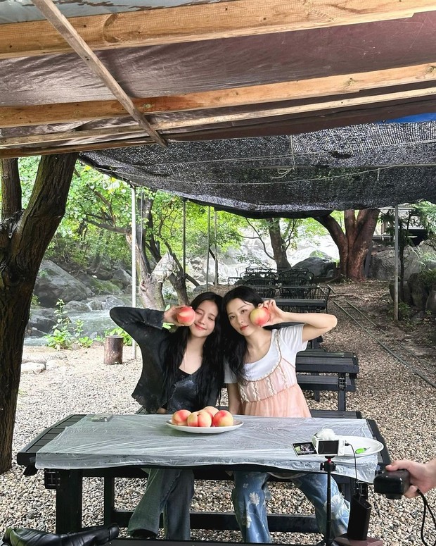 Potret Jisoo BLACKPINK dan Seulgi Red Velvet/ Foto: instagram.com/hi_sseulgi Potret Jisoo BLACKPINK dan Seulgi Red Velvet