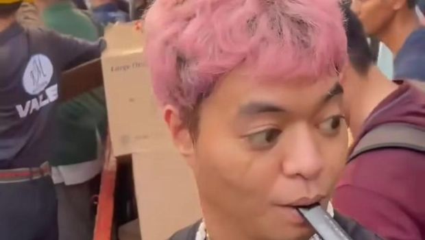 Reza Arap keluar untuk melakukan demonstrasi.