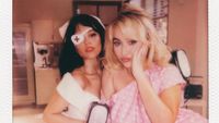 Sabrina Carpenter dan Jenna Ortega Berdarah-darah