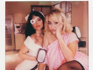 Sabrina Carpenter dan Jenna Ortega Berdarah-darah