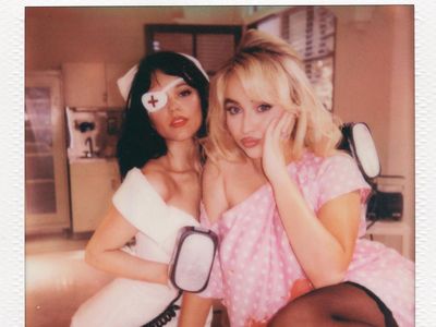 Sabrina Carpenter dan Jenna Ortega Berdarah-darah