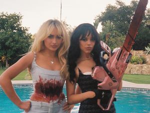 Sabrina Carpenter dan Jenna Ortega Adu Sadis di MV Taste