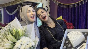8 Foto Tasyi Athasyia Rayakan Ultah Ibunya, Beri Kejutan Tanpa Tasya Farasya