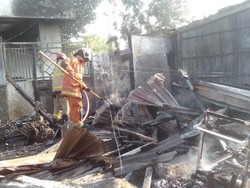 2 Warung di Surabaya Terbakar, TV dan Motor Ikut Ludes