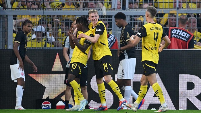 DORTMUND, GERMANY - AUGUST 24: Jamie Bynoe-Gittens of Borussia Dortmund celebrates scoring his teams first goal during the Bundesliga match between Borussia Dortmund and Eintracht Frankfurt at Signal Iduna Park on August 24, 2024 in Dortmund, Germany. (Photo by Stuart Franklin/Getty Images)