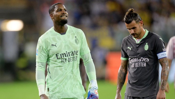 Soccer Football - Serie A - Parma v AC Milan - Stadio Ennio Tardini, Parma, Italy - August 24, 2024 AC Milans Mike Maignan and Theo Hernandez look dejected after the match REUTERS/Daniele Mascolo