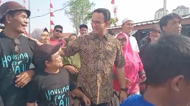 Mantan Gubernur DKI Jakarta, Anies Baswedan, mengunjungi Kampung Susun Akuarium, Kecamatan Penjaringan, Jakarta Utara. Anies dipanggil warga dalam acara penyerahan Gold Medal World Habitat Awards (WHA) 2024.
