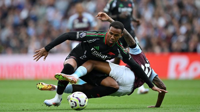 BIRMINGHAM, ENGLAND - AUGUST 24: Gabriel of Arsenal is challenged by Leon Bailey of Aston Villa during the Premier League match between Aston Villa FC and Arsenal FC at Villa Park on August 24, 2024 in Birmingham, England. (Photo by Shaun Botterill/Getty Images)