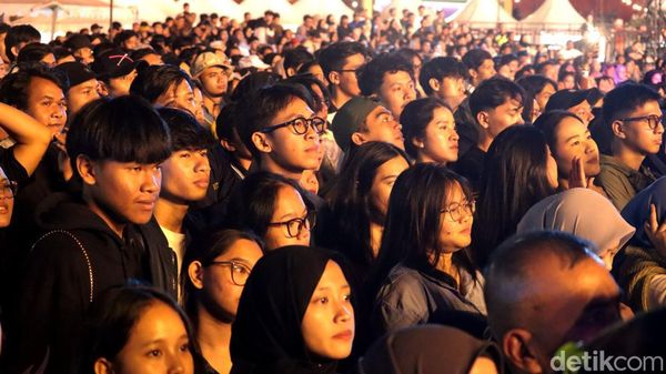Penonton Larut dalam Nostalgia di West Java Festival 2024