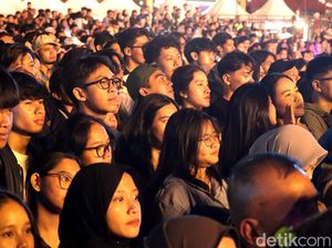 Penonton Larut dalam Nostalgia di West Java Festival 2024