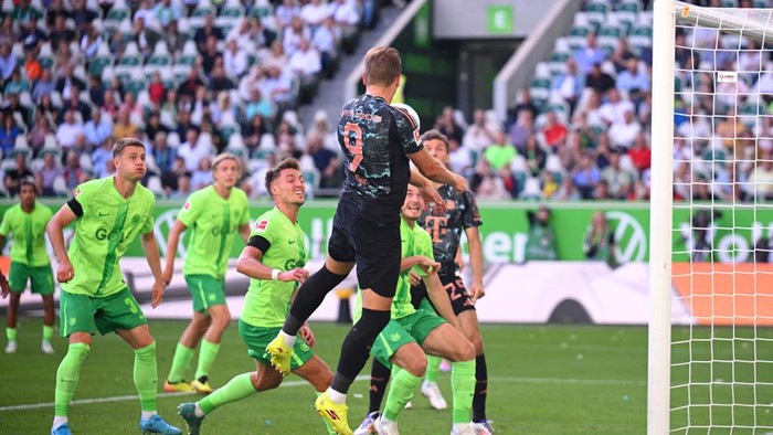 WOLFSBURG, GERMANY - AUGUST 25: Harry Kane of Bayern Munich scores his teams second goal during the Bundesliga match between VfL Wolfsburg and FC Bayern München at Volkswagen Arena on August 25, 2024 in Wolfsburg, Germany. (Photo by Stuart Franklin/Getty Images)