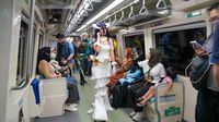 Cosplayer Wara-wiri Sapa Penumpang LRT Jabodebek