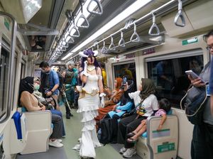 Cosplayer Wara-wiri Sapa Penumpang LRT Jabodebek