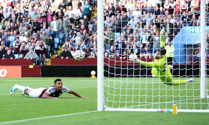 Soccer Football - Premier League - Aston Villa v Arsenal - Villa Park, Birmingham, Britain - August 24, 2024 Arsenals David Raya makes a save from a header by Aston Villas Ollie Watkins Action Images via Reuters/Ed Sykes EDITORIAL USE ONLY. NO USE WITH UNAUTHORIZED AUDIO, VIDEO, DATA, FIXTURE LISTS, CLUB/LEAGUE LOGOS OR LIVE SERVICES. ONLINE IN-MATCH USE LIMITED TO 120 IMAGES, NO VIDEO EMULATION. NO USE IN BETTING, GAMES OR SINGLE CLUB/LEAGUE/PLAYER PUBLICATIONS. PLEASE CONTACT YOUR ACCOUNT REPRESENTATIVE FOR FURTHER DETAILS..