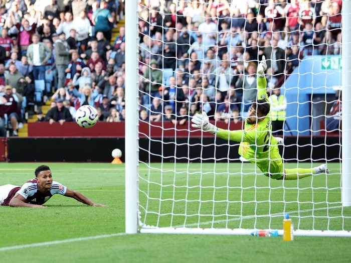 Soccer Football - Premier League - Aston Villa v Arsenal - Villa Park, Birmingham, Britain - August 24, 2024 Arsenal's David Raya makes a save from a header by Aston Villa's Ollie Watkins Action Images via Reuters/Ed Sykes EDITORIAL USE ONLY. NO USE WITH UNAUTHORIZED AUDIO, VIDEO, DATA, FIXTURE LISTS, CLUB/LEAGUE LOGOS OR 'LIVE' SERVICES. ONLINE IN-MATCH USE LIMITED TO 120 IMAGES, NO VIDEO EMULATION. NO USE IN BETTING, GAMES OR SINGLE CLUB/LEAGUE/PLAYER PUBLICATIONS. PLEASE CONTACT YOUR ACCOUNT REPRESENTATIVE FOR FURTHER DETAILS..