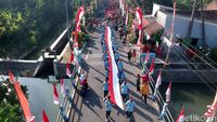 Warga Sidoarjo Bentangkan Bendera 79 Meter Peringati HUT RI