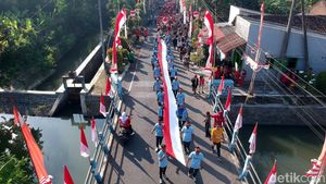 Warga Sidoarjo Bentangkan Bendera 79 Meter Peringati HUT RI