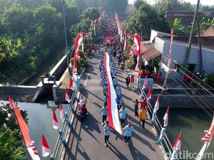Warga Sidoarjo Bentangkan Bendera 79 Meter Peringati HUT RI Warga Sidoarjo Bentangkan Bendera 79 Meter Peringati HUT RI