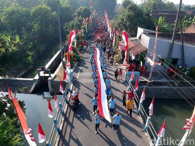 Warga Sidoarjo Bentangkan Bendera 79 Meter Peringati HUT RI