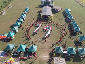 Peringati HUT RI, Warga Sidoarjo Bentangkan Bendera Sepanjang 79 Meter