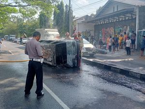Mobil Ludes Terbakar Usai Terguling di Ring Road Banguntapan Mobil Ludes Terbakar Usai Terguling di Ring Road Banguntapan