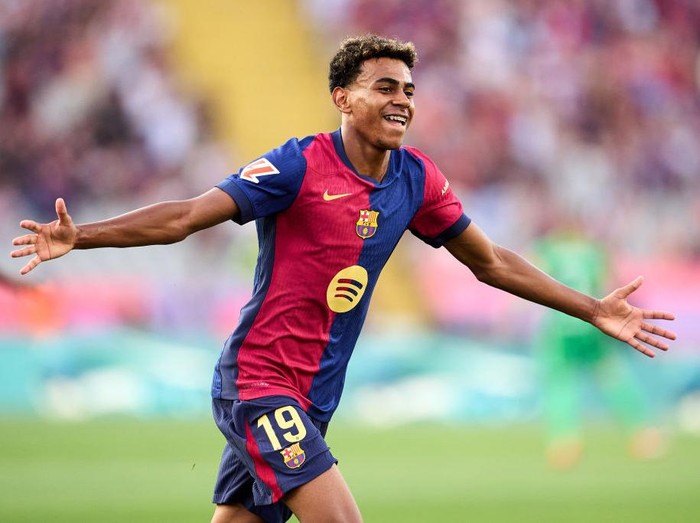 BARCELONA, SPAIN - AUGUST 24: Lamine Yamal of FC Barcelona celebrates after scoring their side's first goal during the La Liga match between FC Barcelona and Athletic Club at Camp Nou on August 24, 2024 in Barcelona, Spain. (Photo by Manuel Queimadelos/Quality Sport Images/Getty Images)