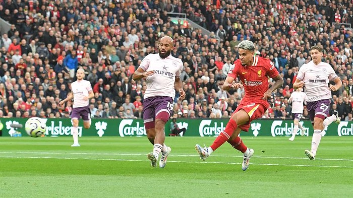LIVERPOOL, ENGLAND - AUGUST 25:  Liverpools Luis Díaz scores his teams first goal during the Premier League match between Liverpool FC and Brentford FC at Anfield on August 25, 2024 in Liverpool, England. (Photo by Dave Howarth - CameraSport via Getty Images)