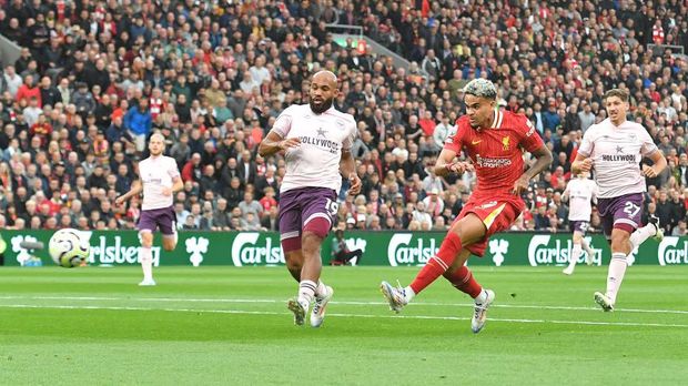   Liverpool's Luis Díaz scores his team's first goal during the Premier League match between Liverpool FC and Brentford FC at Anfield on August 25, 2024 in Liverpool, England. (Photo by Dave Howarth - CameraSport via Getty Images)