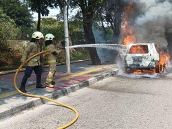 Minibus Terbakar di Jalan Yos Sudarso Jakut, Diduga Korsleting Listrik
