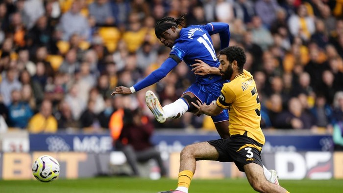 Chelseas Noni Madueke, left, and Wolverhampton Wanderers Rayan Ait-Nouri battle for the ball during the English Premier League soccer match between Wolverhampton Wanderers and Chelsea at Molineux Stadium, Wolverhampton, England. Sunday Aug. 25, 2024. (Nick Potts/PA via AP)