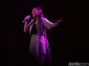 Tiara Andini Hipnotis Penonton Konser WJF 2024 di Lapangan Saparua Tiara Andini Hipnotis Penonton Konser WJF 2024 di Lapangan Saparua