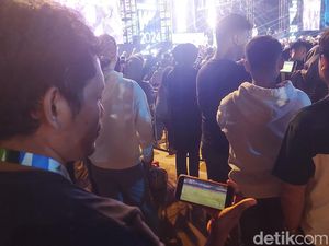 Kala Penonton Konser WJF 2024 Dukung Persib Vs Arema dari Layar Ponsel