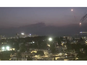 Penampakan Rudal Berterbangan di Langit Israel-Lebanon